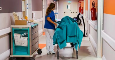 Copertina di “Ti apro la testa come un’anguria”. Il chirurgo indagato Carmine Alfano torna in corsia