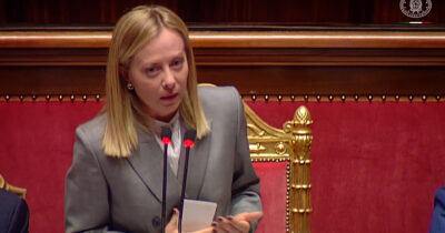 Copertina di Meloni al Senato: “Riarmo? Se vuoi la pace, prepara la guerra”. Schlein: “Rispetto a 2000 anni fa il mondo ha fatti passi avanti”