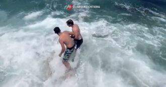 Copertina di Due ragazzi bloccati su uno scoglio in mare a Bari: il salvataggio della Guardia costiera – Video