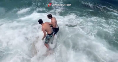 Copertina di Due ragazzi bloccati su uno scoglio in mare a Bari: il salvataggio della Guardia costiera – Video
