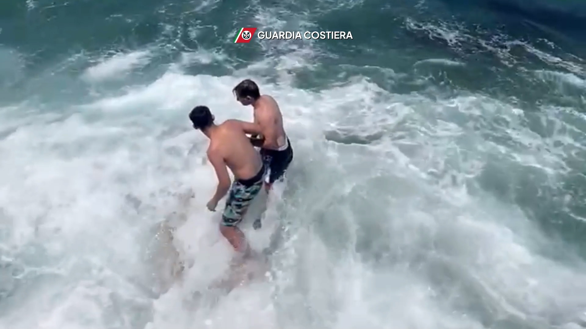 Due ragazzi bloccati su uno scoglio in mare a Bari: il salvataggio della Guardia costiera – Video Due ragazzi bloccati su uno scoglio in mare a Bari: il salvataggio della Guardia costiera – Video