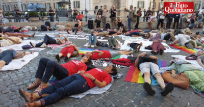 Copertina di Tutti a terra davanti all’ingresso della Camera, il flash mob contro il riarmo. “Miliardi rubati alle nostre tasche”