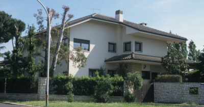 Copertina di Tivoli, spara un colpo dalla finestra della sua casa e ferisce una donna al polso: arrestato