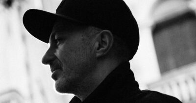 Copertina di “Il capitalismo ha fallito, la gente è depressa. Si parla di far finire le guerre, ma alla fine serve farle perché bisogna vendere le armi”: il ritorno di Samuel Romano