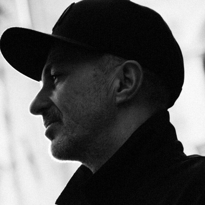 “Il capitalismo ha fallito, la gente è depressa. Si parla di far finire le guerre, ma alla fine serve farle perché bisogna vendere le armi”: il ritorno di Samuel Romano