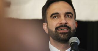 Zohran Mamdani, chi è l’outisder che ha vinto le primarie dem a New York: dal sostegno a Gaza ai bus gratis