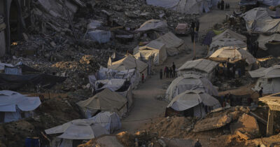 Copertina di Raid di Israele, 41 morti a Gaza: “14 erano vicino ai centri di aiuti”. Trump parla di “progressi” nei negoziati