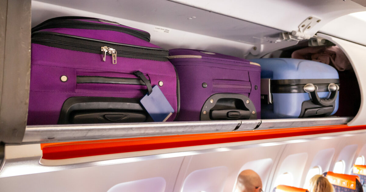 “Niente costi extra per il bagaglio a mano in aereo”: la svolta del Parlamento Europeo. La rabbia delle low cost: “I prezzi saliranno per tutti, caos garantito nelle cappelliere”