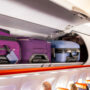 Copertina di “Niente costi extra per il bagaglio a mano in aereo”: la svolta del Parlamento Europeo. La rabbia delle low cost: “I prezzi saliranno"