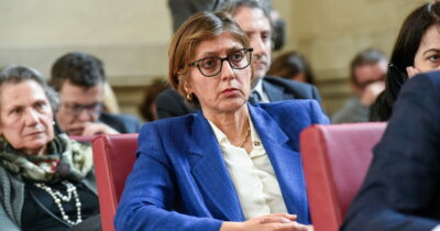 Copertina di Ddl femminicidio, la maggioranza riscrive il reato: punirà solo chi uccide una donna per reazione a un “rifiuto”