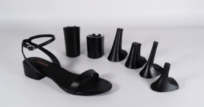 Copertina di La guida definitiva alle scarpe estive: dai sandali con il tacco “regolabile” per le cerimonie alle zeppe, tutti i modelli da tenere d’occhio con i saldi