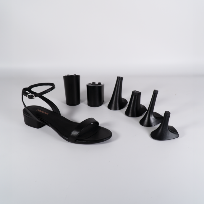 La guida definitiva alle scarpe estive: dai sandali con il tacco “regolabile” per le cerimonie alle zeppe, tutti i modelli da tenere d’occhio con i saldi