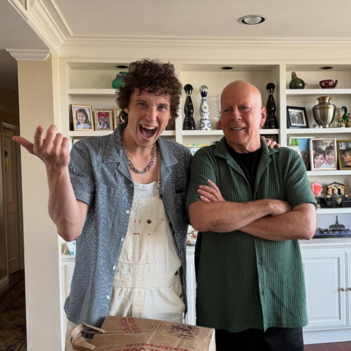 “Basta mostrare sui social Bruce Willis malato, ci sono cose che dovrebbero rimanere private”: la rabbia dei fan contro la figlia dell’attore