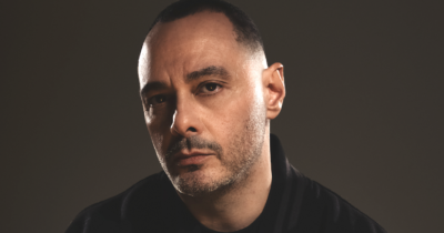 Copertina di “No a San Siro, non voglio fare Lady Gaga con le ballerine e i fuochi, faccio il rap. Fare un figlio? I colleghi li esibiscono come un disco”: parla Fabri Fibra