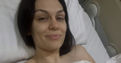 Copertina di Ricoverata d’urgenza in ospedale a 6 settimane dall’intervento per il tumore al seno con una infezione e liquido nei polmoni: paura per Jessie J