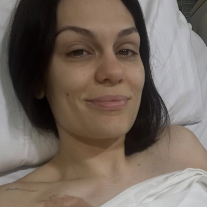 Ricoverata d’urgenza in ospedale a 6 settimane dall’intervento per il tumore al seno con una infezione e liquido nei polmoni: paura per Jessie J