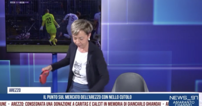 Copertina di Giornalista interrompe il telegiornale: il suo cane abbaia e scondinzola sotto la scrivania – IL VIDEO