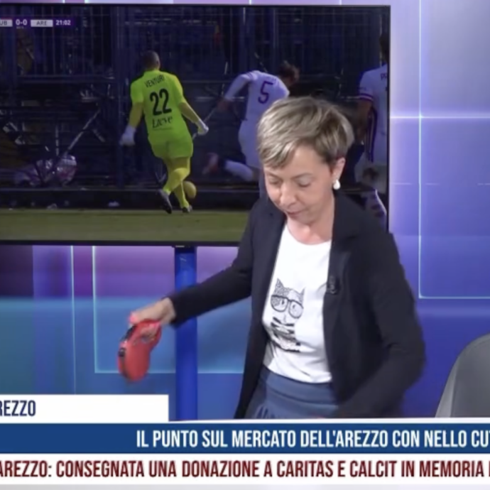 Giornalista interrompe il telegiornale: il suo cane abbaia e scondinzola sotto la scrivania – IL VIDEO