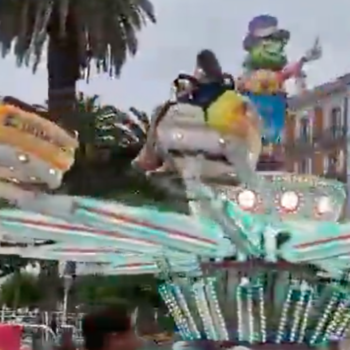 Giostra si capovolge improvvisamente e tre ragazzine vengono sbalzate via: attimi di terrore al luna park – VIDEO