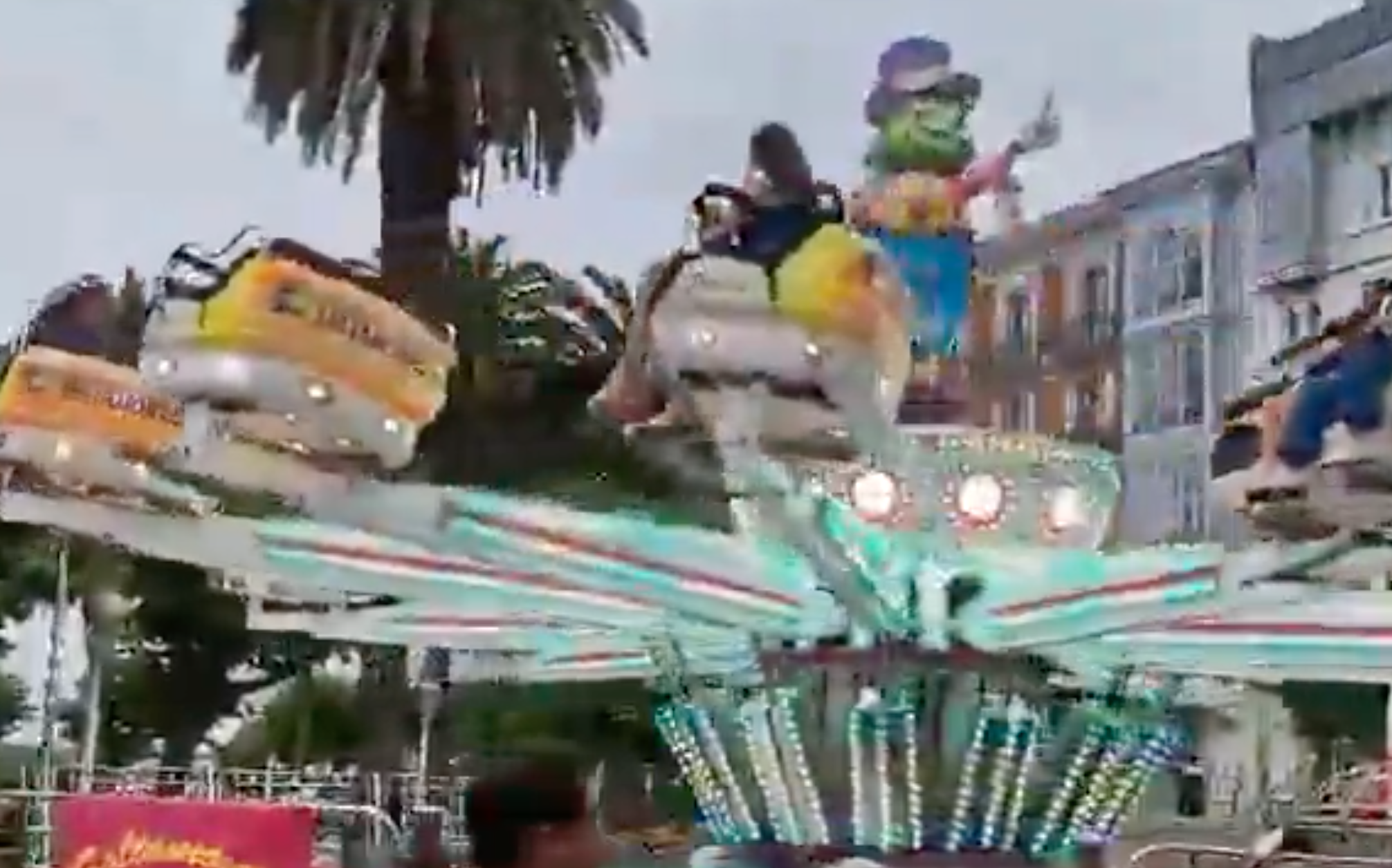 Giostra si capovolge improvvisamente e tre ragazzine vengono sbalzate via: attimi di terrore al luna park – VIDEO Giostra si capovolge improvvisamente e tre ragazzine vengono sbalzate via: attimi di terrore al luna park – VIDEO