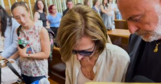 Femminicidio Tramontano, le lacrime dei genitori di Giulia dopo la condanna di Impagnatiello – Video