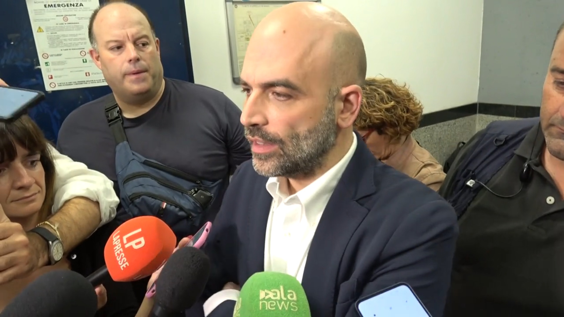 Saviano: “Salvini in aula? Mi ha sconvolto perché non si ricordava, ometteva. Ha balbettato qualcosa…” – Video Saviano: “Salvini in aula? Mi ha sconvolto perché non si ricordava, ometteva. Ha balbettato qualcosa…” – Video