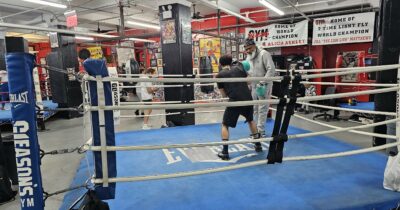 Copertina di Viaggio nel triangolo della boxe di New York, dove mito e leggenda si mescolano tra storie di campioni e scene da film