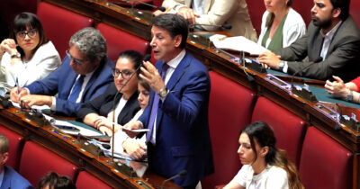 Copertina di L’ira di Conte: “Governo affossa la sanità, tutti i soldi sono per le armi. Dati di chi rinuncia alle cure raccapriccianti”