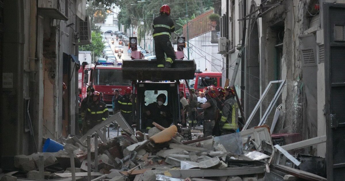 Esplosione in un esercizio commerciale a Napoli: una donna estratta viva dalle macerie Esplosione in un esercizio commerciale a Napoli: una donna estratta viva dalle macerie