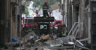 Copertina di Napoli, esplosione in un deposito per una fuga di gas: morto un uomo, estratta viva dalle macerie una donna