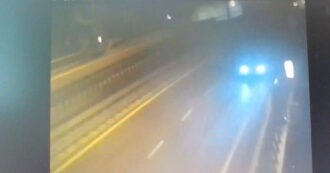 Copertina di Guida ubriaco e contromano di notte in autostrada, poi si ferma lungo la corsia di sorpasso e si accascia – Le immagini