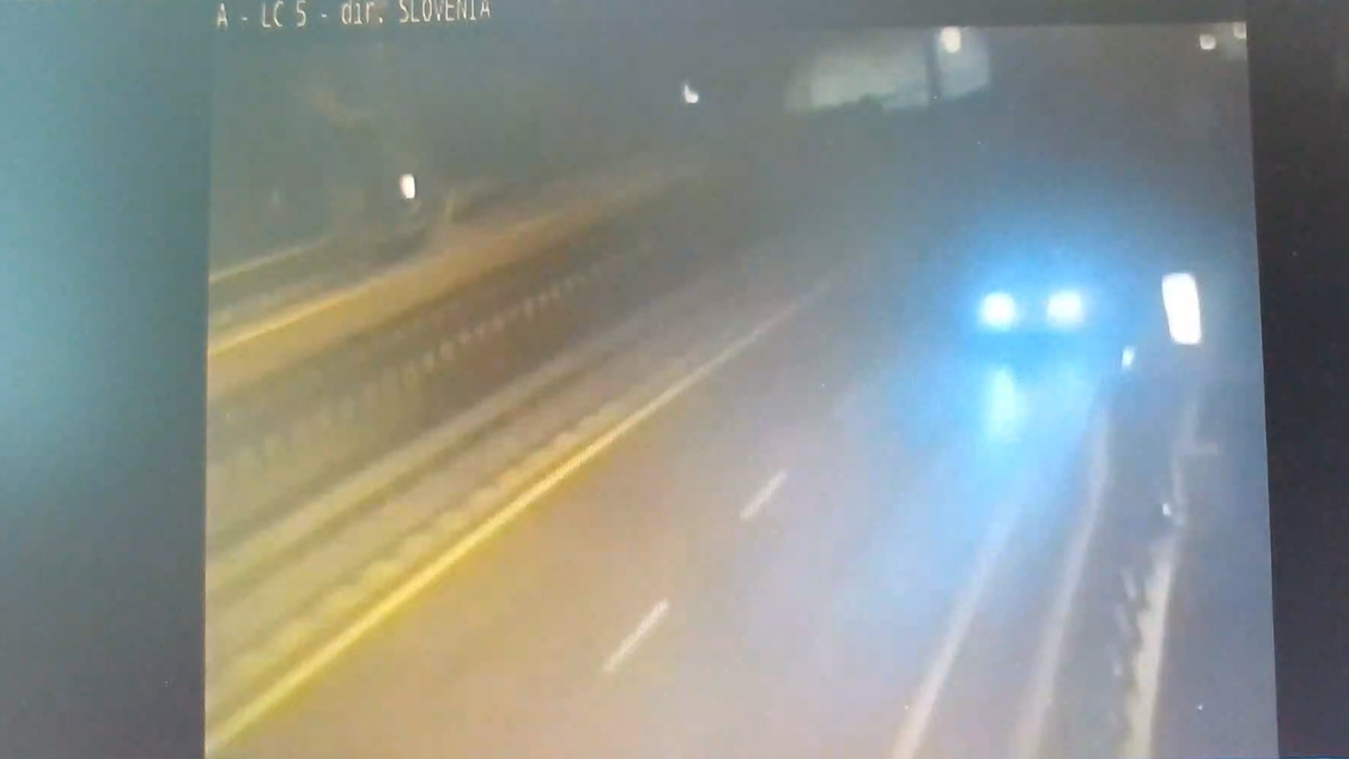 Guida ubriaco e contromano di notte in autostrada, poi si ferma lungo la corsia di sorpasso e si accascia – Le immagini Guida ubriaco e contromano di notte in autostrada, poi si ferma lungo la corsia di sorpasso e si accascia – Le immagini