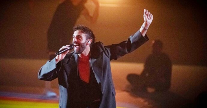 Marco Mengoni e il corsetto delle polemiche. Io dico che serve più coerenza tra look e musica