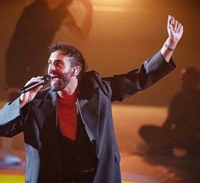 Marco Mengoni e il corsetto delle polemiche. Io dico che serve più coerenza tra look e musica