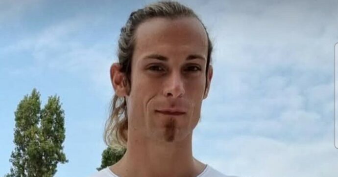 Bambino di 4 anni annegato in piscina, bagnino trovato morto nel Bresciano dopo essere scomparso. Ipotesi suicidio