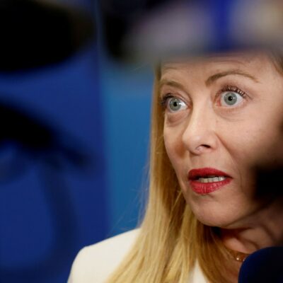 Copertina di Meloni: ok armi al 5% del Pil, ma vuole dazi scontati. E sconfessa Salvini