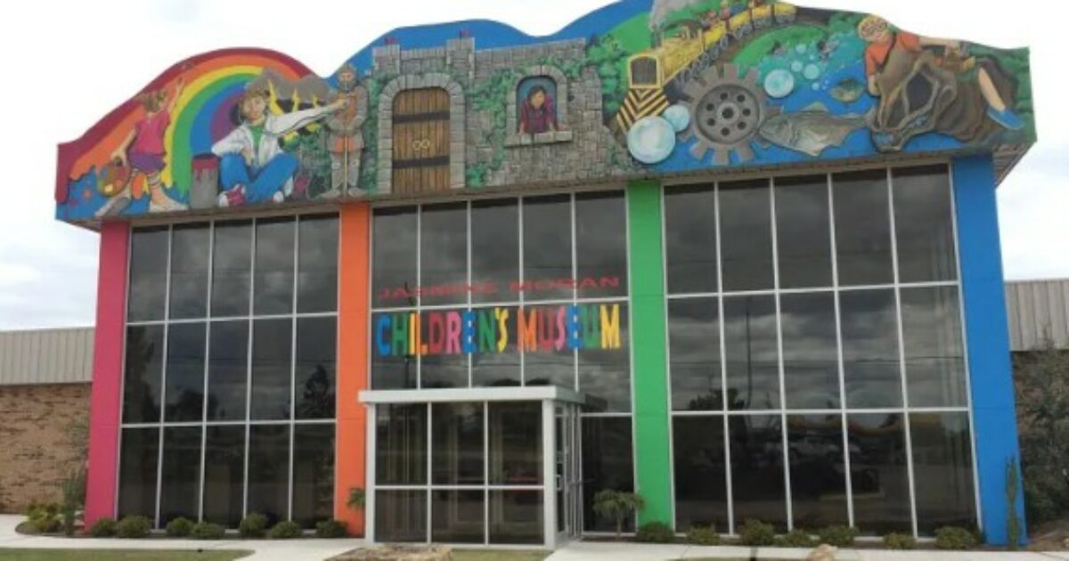 Visita un museo per bambini assieme alla famiglia ma mentre prepara un dolcetto l’attrezzatura esplode: gravi ustioni per un bambino di 4 anni