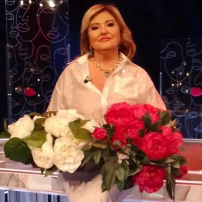 “La parodia che mi hanno fatto? Estrema, col naso adunco e il piedone. Un bambino per strada mi ha consolato. Mia madre si è divertita”: Monica Setta su Giulia Vecchio