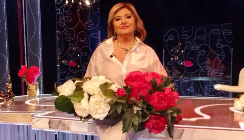 la parodia che mi hanno fatto estrema col naso adunco e il piedone un bambino per strada mi ha consolato mia madre si 232 divertita monica setta su giulia vecchio