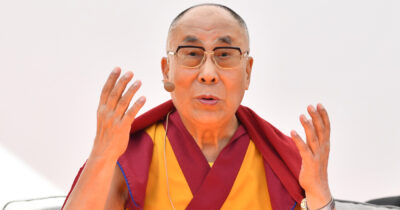 Copertina di Si va verso “l’era dei due Dalai Lama” (degli esuli e di Pechino). L’esperto: “La Cina vuole la religione regolata dallo Stato”