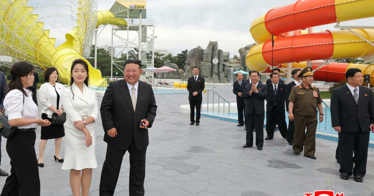 Corea del Nord, inaugurato il mega centro turistico. Kim: “Ospiterà più di 20mila visitatori” (anche stranieri) Corea del Nord, inaugurato il mega centro turistico. Kim: “Ospiterà più di 20mila visitatori” (anche stranieri)