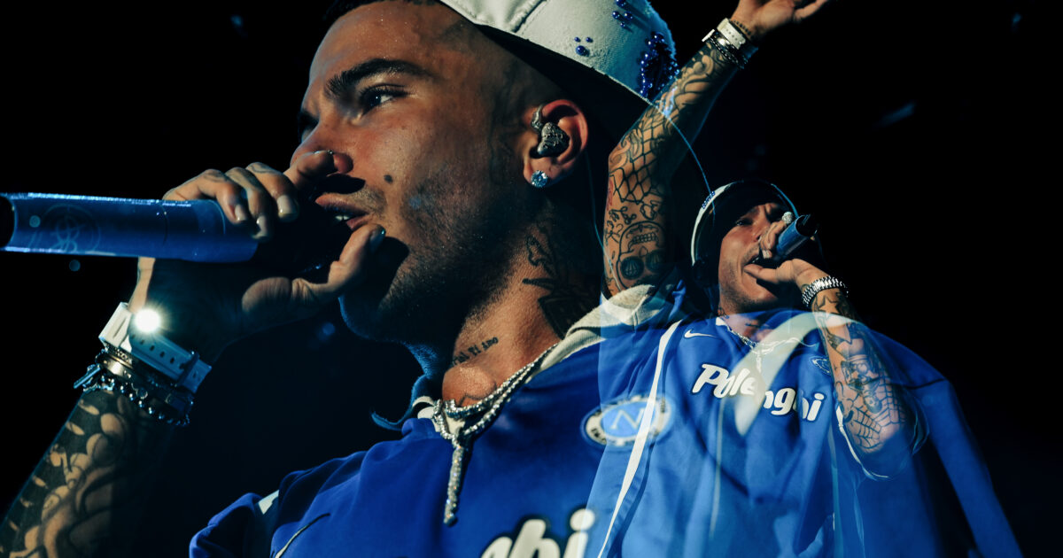 “Mi devo incaz**are? La metà di voi non ha tirato fuori neanche il cellulare dalla tasca. Dai tirateli fuori, su!”: Sfera Ebbasta si sfoga durante il concerto