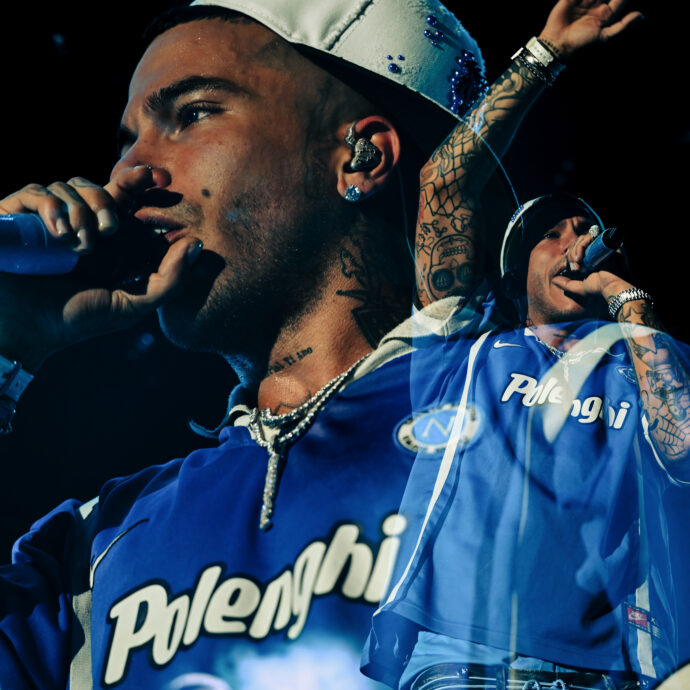 “Mi devo incaz**are? La metà di voi non ha tirato fuori neanche il cellulare dalla tasca. Dai tirateli fuori, su!”: Sfera Ebbasta si sfoga durante il concerto