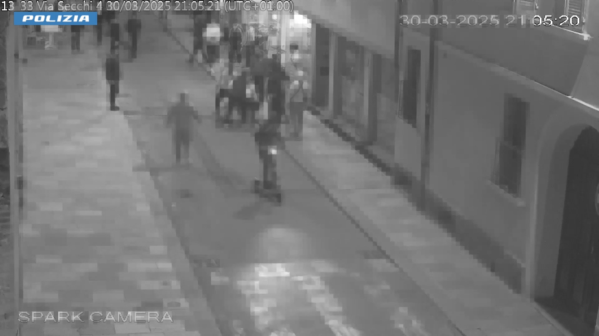 Rapine violente e aggressioni in centro a Reggio Emilia: cinque misure cautelari. Il video dei pestaggi Rapine violente e aggressioni in centro a Reggio Emilia: cinque misure cautelari. Il video dei pestaggi