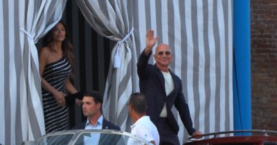 Copertina di Jeff Bezos e Lauren Sanchez sono a Venezia: l’uscita dall’hotel con gli uomini della scorta – Video