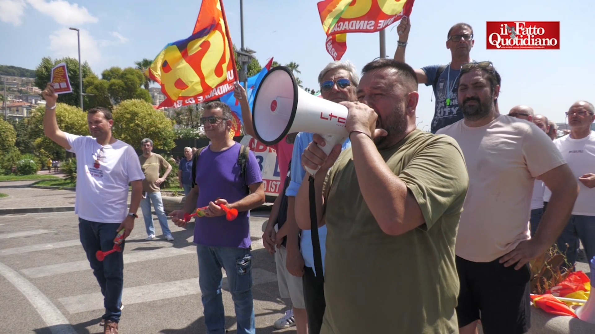 I lavoratori della Jabil in protesta di fronte al consolato Usa: “Vogliamo un incontro, noi abbandonati dal governo” – Video I lavoratori della Jabil in protesta di fronte al consolato Usa: “Vogliamo un incontro, noi abbandonati dal governo” – Video