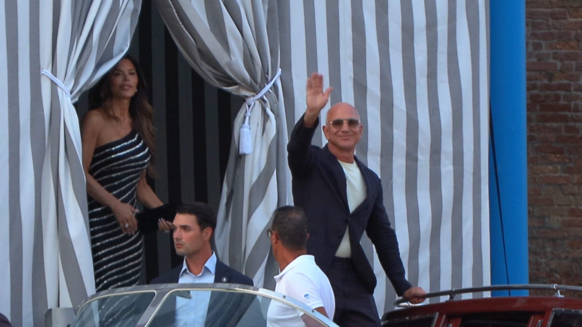Jeff Bezos e Lauren Sanchez sono a Venezia: l’uscita dall’hotel con gli uomini della scorta – Video Jeff Bezos e Lauren Sanchez sono a Venezia: l’uscita dall’hotel con gli uomini della scorta – Video