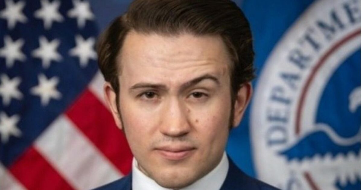 Esperienza da giardiniere e commesso, ma fan di Trump: chi è Thomas Fugate, il 22enne nuovo capo dell’antiterrorismo Usa Esperienza da giardiniere e commesso, ma fan di Trump: chi è Thomas Fugate, il 22enne nuovo capo dell’antiterrorismo Usa
