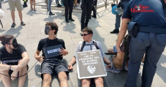 Copertina di Nozze di Jeff Bezos a Venezia, azione di Extinction Rebellion: gli attivisti portati via di peso e trattenuti – Video