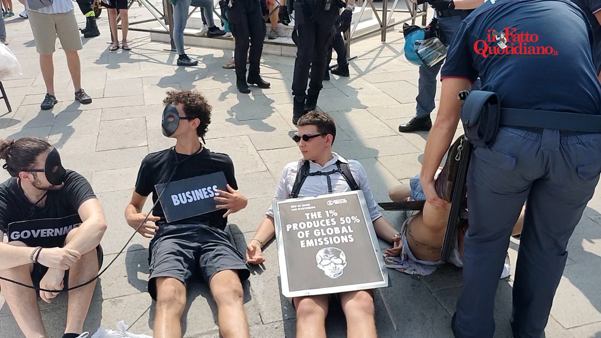 nozze di jeff bezos a venezia azione di extinction rebellion gli attivisti portati via di peso e trattenuti 8211 video